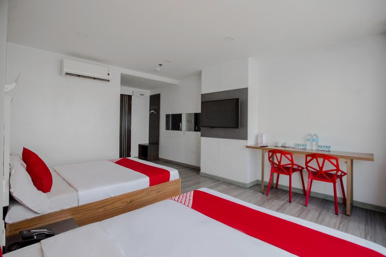 Oyo 666 Mc Hotel Fairview ケソンシティ エクステリア 写真