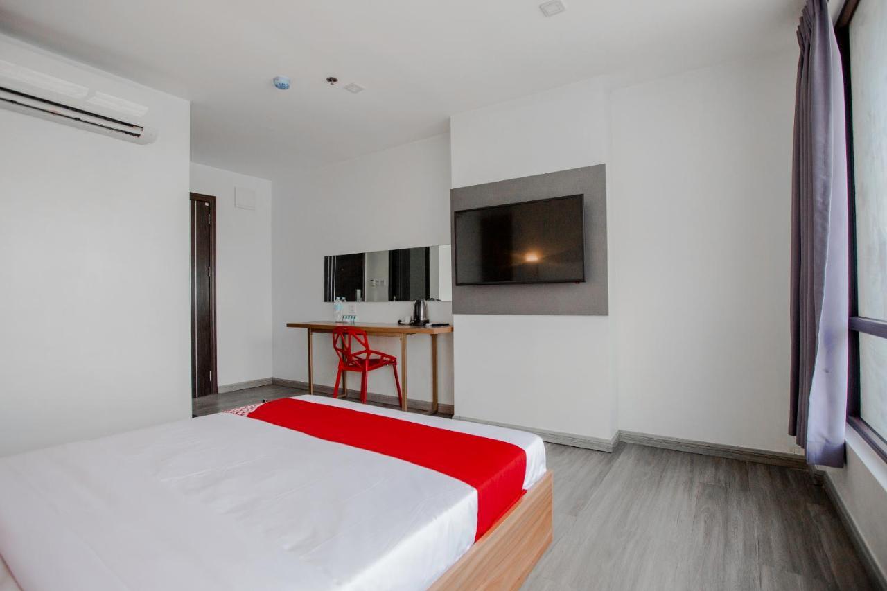 Oyo 666 Mc Hotel Fairview ケソンシティ エクステリア 写真